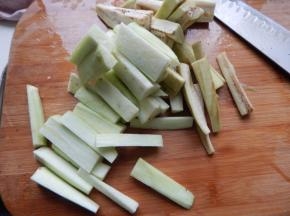 茄子去皮切好