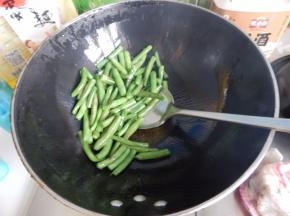 大火翻炒两分钟