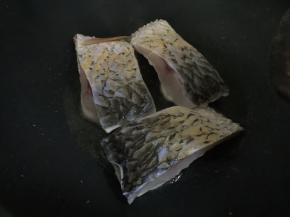 然后锅里热油后将鱼腹放入锅中煎至两面金黄