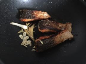 倒出多余的油，锅留余油煸香葱姜蒜