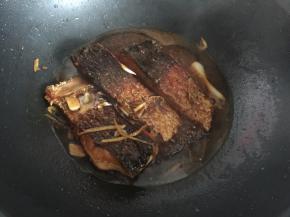 然后倒入适量开水、加入蚝油、生抽，盖上锅盖焖煮片刻