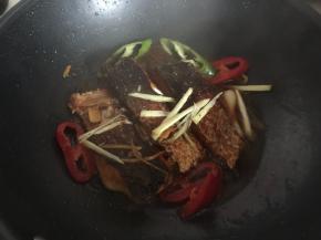 差不多收汁时加入青红辣椒