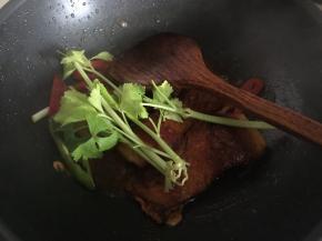 最后加入芹菜段翻炒均匀即可