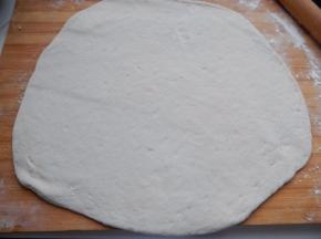 醒好的面团切成小块擀成面皮开