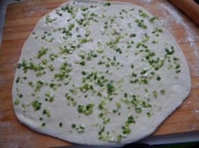 然后抹上调好的小葱油