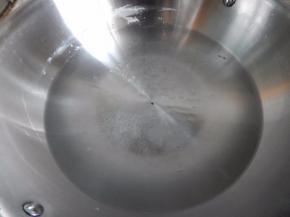 锅里加入水加入盐