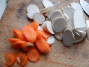 胡萝卜及杏鲍菇切好