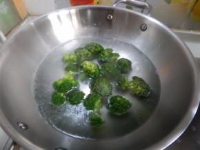 水开后把西兰花焯一下水