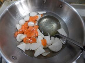 在把胡萝卜及杏鲍菇焯下水