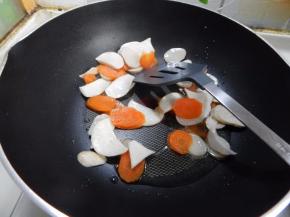 锅里从新放油加入胡萝卜及杏鲍菇