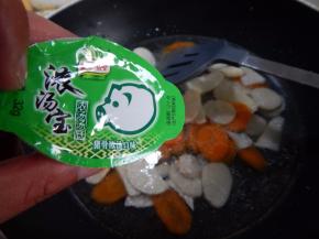 在加入一个浓汤宝