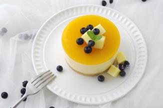 装饰芒果和蓝莓。