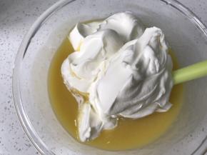 拌入刚好冷却的芒果泥中，不能冷却太久，不然芒果泥在吉利丁作用下会凝固，就拌不了。