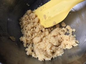 饼干用料理机打碎，用融化的黄油拌匀