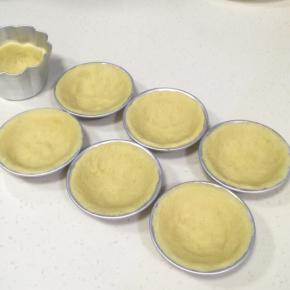 分别放入模具中，用大拇指按压至完全贴合模具的薄片状，入冰箱冷藏三十分钟。