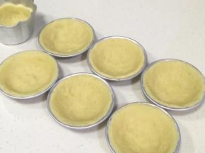 分别放入模具中，用大拇指按压至完全贴合模具的薄片状，入冰箱冷藏三十分钟。