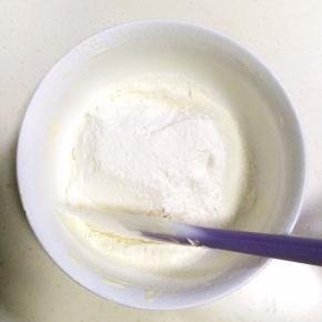 筛入低筋面粉，翻拌均匀。