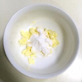 黄油软化后加入糖粉和盐。