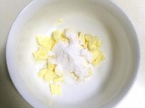 黄油软化后加入糖粉和盐。