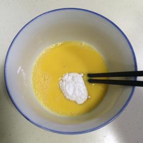 鸡蛋打散，加入糖粉搅拌至溶化。