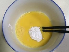 鸡蛋打散，加入糖粉搅拌至溶化。
