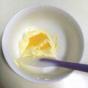 先后加入鸡蛋液和淡奶油，用刮刀翻拌均匀。