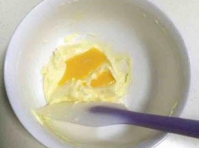 先后加入鸡蛋液和淡奶油，用刮刀翻拌均匀。