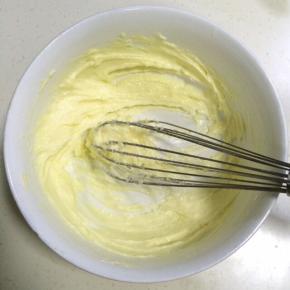 用手动打蛋器把黄油打至颜色变浅。