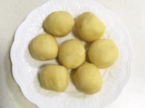 面团从冰箱取出，分成七等份。