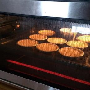 入预热好的烤箱中层，上下火，220度，约15分钟。