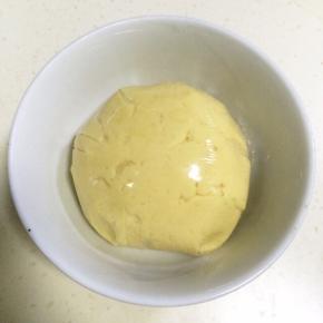 包入保鲜膜入冰箱冷藏一个小时以上。