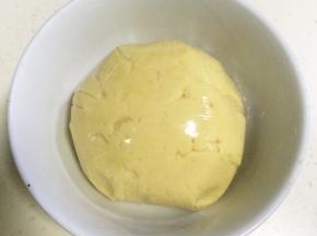 包入保鲜膜入冰箱冷藏一个小时以上。