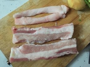 五花肉洗净后去皮切块