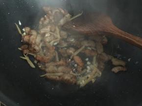 然后倒出锅里多余的油，放入葱蒜末翻炒