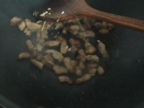 热锅冷油后放入五花肉慢火煸出油