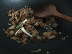 然后再放入葱头炒