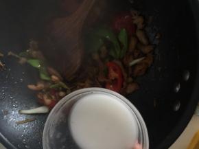 最后加入白砂糖、生抽、黄酒翻炒均匀，起锅前淋入适量水淀粉勾芡一下