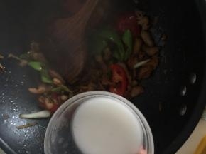 最后加入白砂糖、生抽、黄酒翻炒均匀，起锅前淋入适量水淀粉勾芡一下