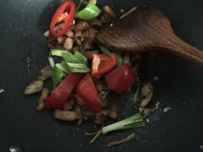 再放入青红辣椒炒