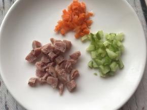 火腿和蔬菜切粒。