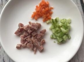 火腿和蔬菜切粒。