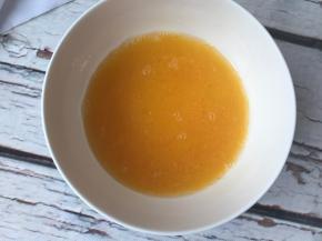 鸡蛋加一勺盐和一勺油搅拌均匀。