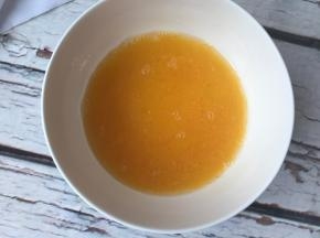 鸡蛋加一勺盐和一勺油搅拌均匀。