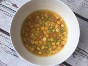 蔬菜粒及玉米粒加入鸡蛋液拌匀。