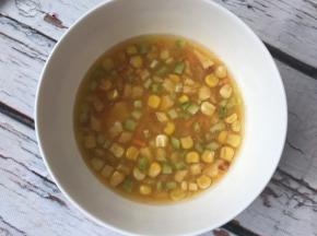 蔬菜粒及玉米粒加入鸡蛋液拌匀。