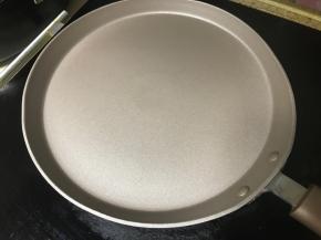 平底锅小火加热，无需抹油。