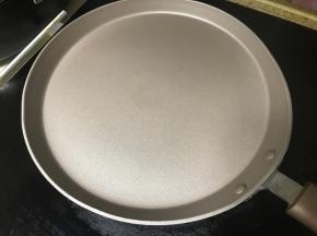 平底锅小火加热，无需抹油。