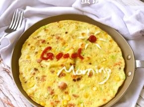 用沙拉酱和番茄酱写上字或画上画儿。