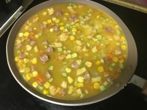 将鸡蛋液混合物倒入模具内。