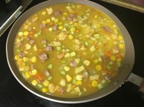 将鸡蛋液混合物倒入模具内。